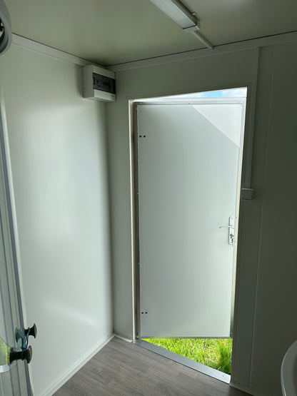 WC-Anhänger Damen/Herren mit Toilette und Dusche