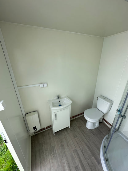 WC-Anhänger Damen/Herren mit Toilette und Dusche