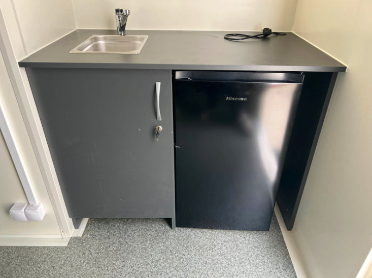 6,00 - m Büro-Anhänger mit Küchenzeile und WC