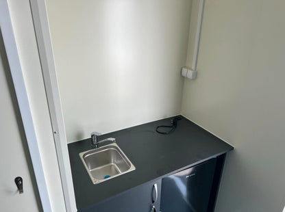 6,00 - m Büro-Anhänger mit Küchenzeile und WC