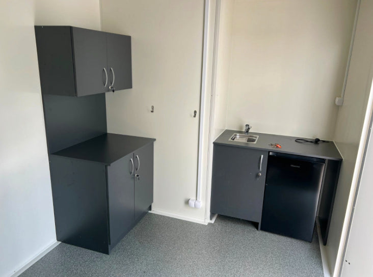 6,00 - m Büro-Anhänger mit Küchenzeile und WC