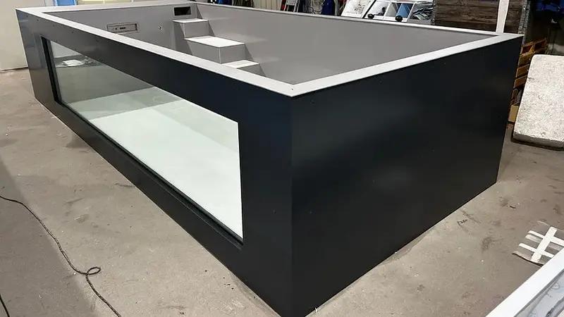 Polypropylen-Schwimmbecken (6,5 m x 2,5 m) mit 4 m großem Fenster