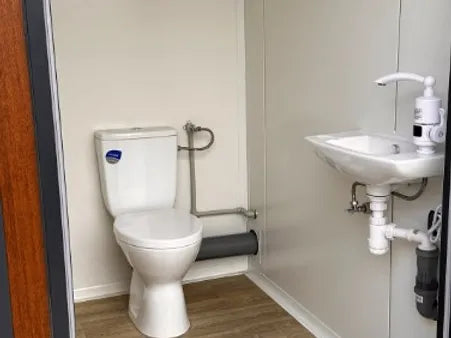 Sanitärcontainer vom Typ Pavilion mit Dreifachkabine (Ref: S2109)