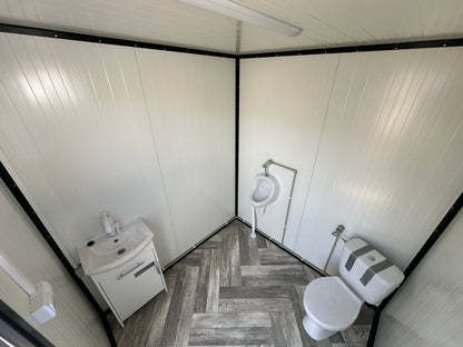 Sanitärcontainer 2,00 x 2,00 m mit Toilette und Urinal