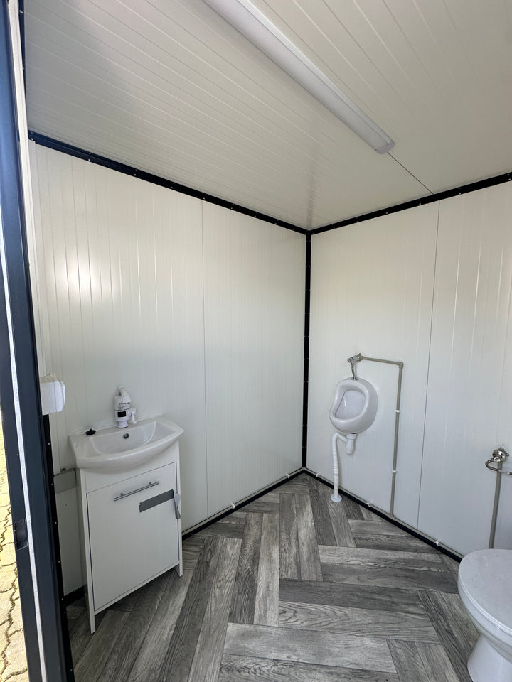 Sanitärcontainer 2,00 x 2,00 m mit Toilette und Urinal
