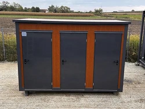 Sanitärcontainer vom Typ Pavilion mit Dreifachkabine (Ref: S2109)