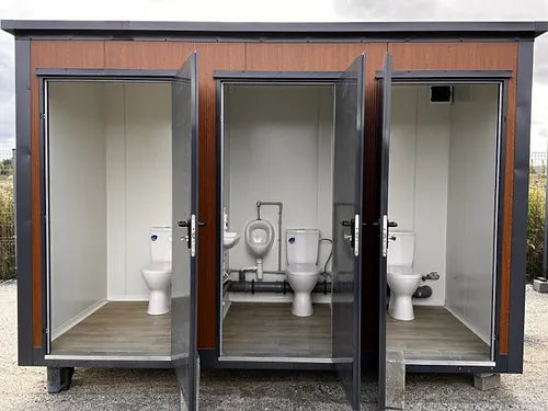 Sanitärcontainer vom Typ Pavilion mit Dreifachkabine (Ref: S2109)