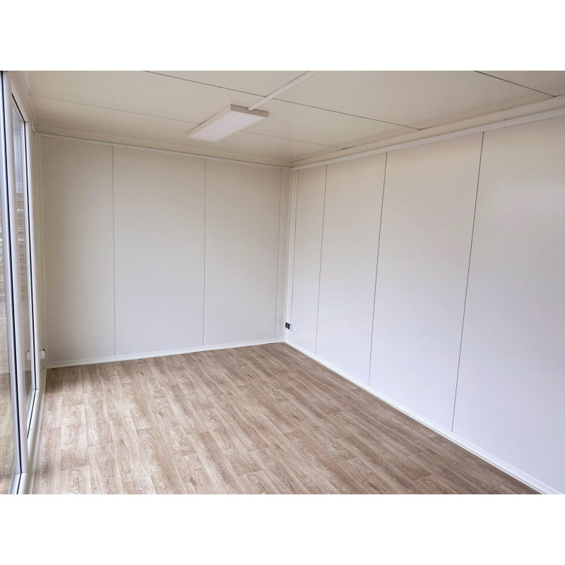 Hochcontainer 7x3 m mit großen Vitrinen / Klimaanlage / Badezimmer (Ref: 5905)
