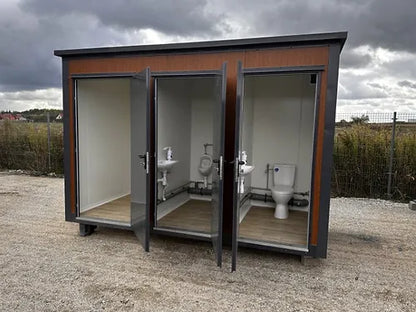 Sanitärcontainer vom Typ Pavilion mit Dreifachkabine (Ref: S2109)