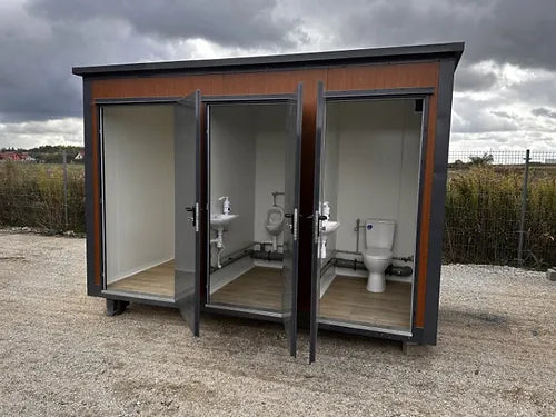 Sanitärcontainer vom Typ Pavilion mit Dreifachkabine (Ref: S2109)