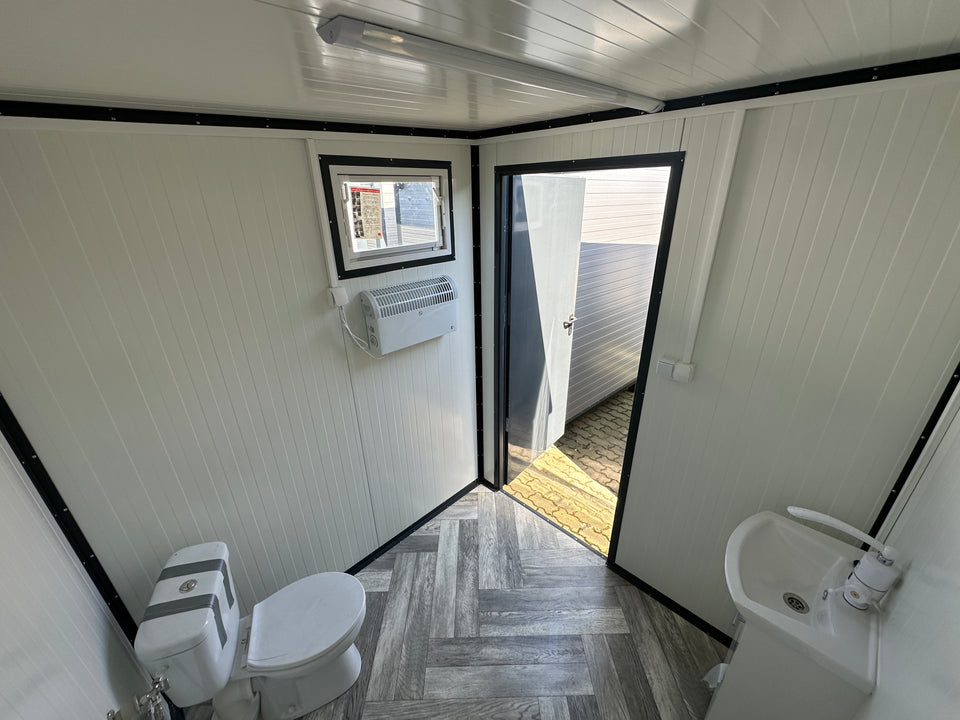 Sanitärcontainer 2,00 x 2,00 m mit Toilette und Urinal