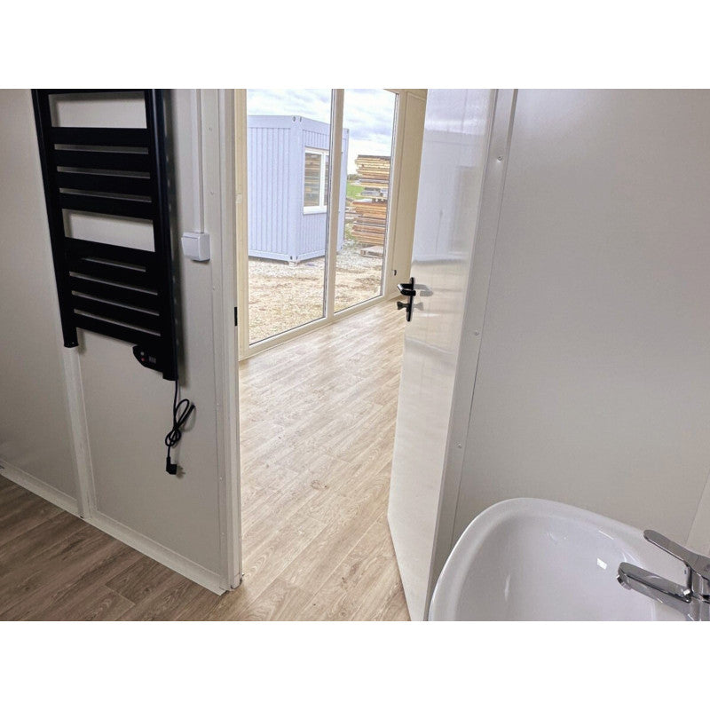 Hochcontainer 7x3 m mit großen Vitrinen / Klimaanlage / Badezimmer (Ref: 5905)