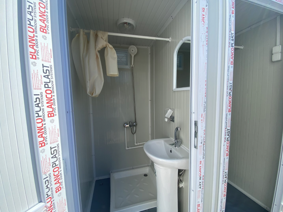 Sanitärcontainer 1,30 x 2,05 m mit Doppeldusche